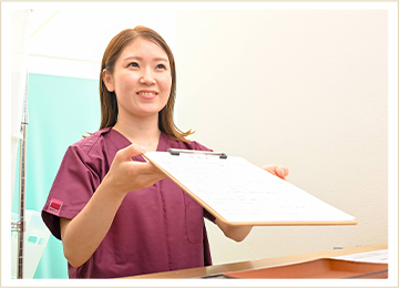 問診表を渡している様子