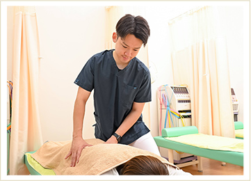 腰の施術をしている様子