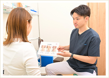 腰の施術をしている様子